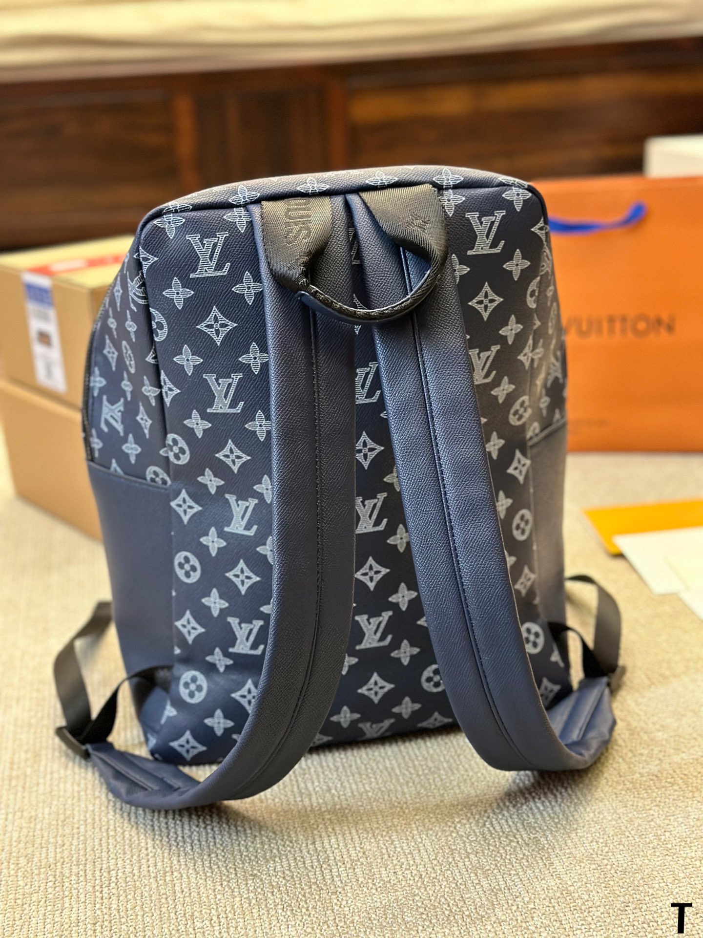 LV Discovery M43186 men backpack